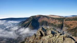 Widoczne Karkonosze to jedno z miejsc Gdzie na Wakacje w Polsce można się wybrać