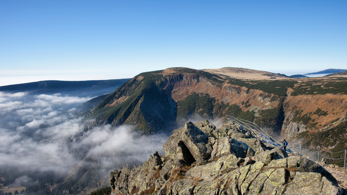 Widoczne Karkonosze to jedno z miejsc Gdzie na Wakacje w Polsce można się wybrać