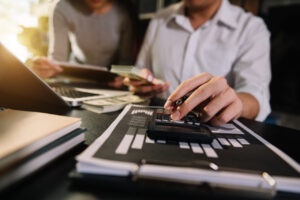 Czym są koszty banków pośredniczących i dlaczego mogą cię zaskoczyć?