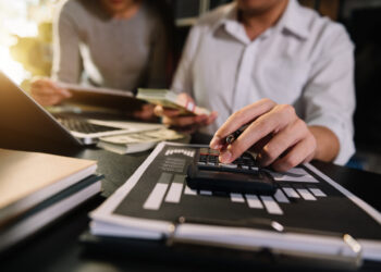 Czym są koszty banków pośredniczących i dlaczego mogą cię zaskoczyć?