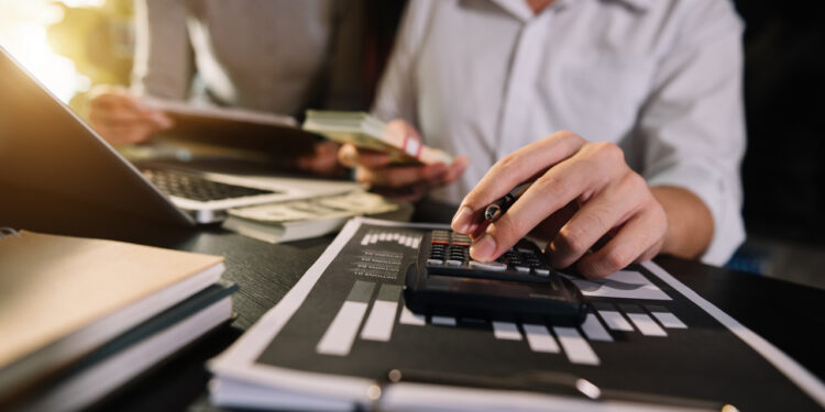 Czym są koszty banków pośredniczących i dlaczego mogą cię zaskoczyć?