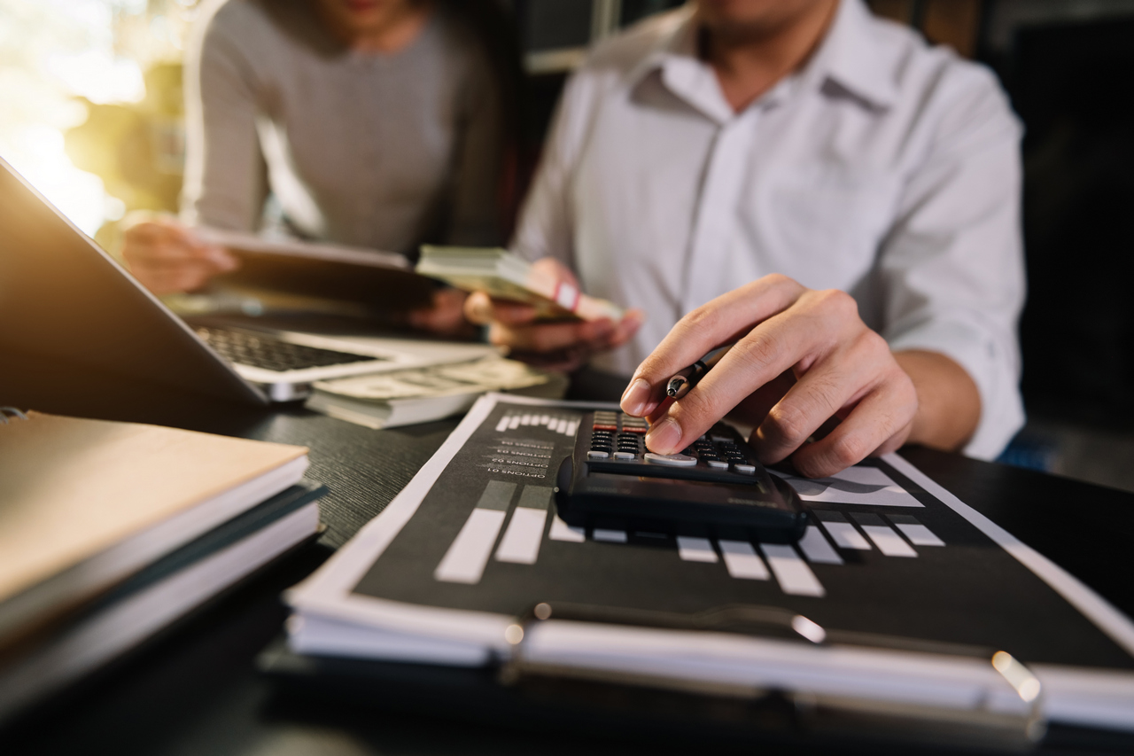 Czym są koszty banków pośredniczących i dlaczego mogą cię zaskoczyć?